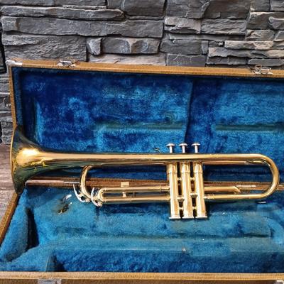 LOT 1114: Vintage Yamaha Trumpet with Benge 7C Mouthpiece, Holton Straight Shank Lyre & Trumpet Case