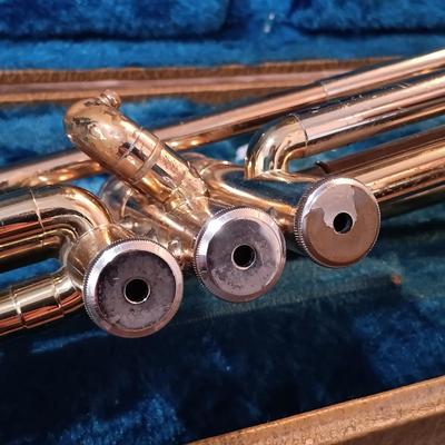 LOT 1114: Vintage Yamaha Trumpet with Benge 7C Mouthpiece, Holton Straight Shank Lyre & Trumpet Case