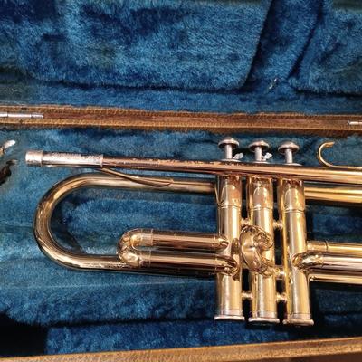 LOT 1114: Vintage Yamaha Trumpet with Benge 7C Mouthpiece, Holton Straight Shank Lyre & Trumpet Case
