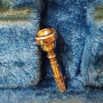 LOT 1114: Vintage Yamaha Trumpet with Benge 7C Mouthpiece, Holton Straight Shank Lyre & Trumpet Case