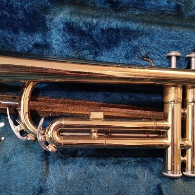 LOT 1114: Vintage Yamaha Trumpet with Benge 7C Mouthpiece, Holton Straight Shank Lyre & Trumpet Case