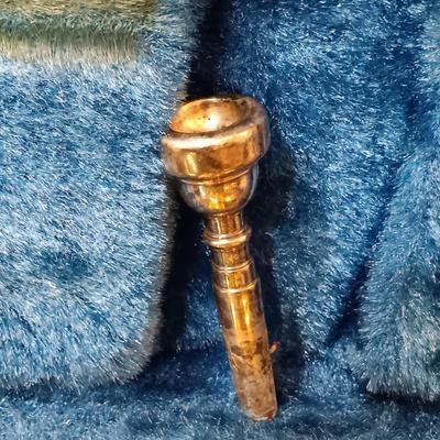 LOT 1114: Vintage Yamaha Trumpet with Benge 7C Mouthpiece, Holton Straight Shank Lyre & Trumpet Case