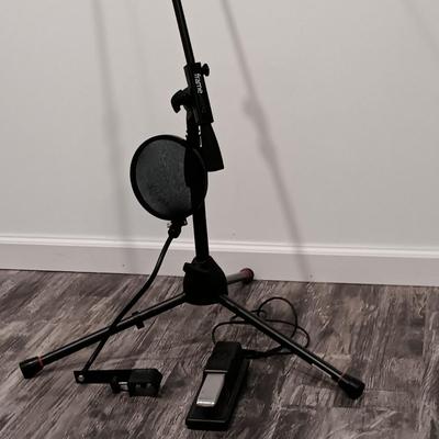 LOT 127: Roland Sustain Pedal, Gator FrameWorks Tripod Microphone Stand & Nady MPF-6 Pop Filter