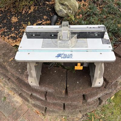LOT: 138: Blue Hawk Adjustable Router Table & Router