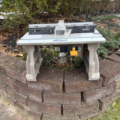 LOT: 138: Blue Hawk Adjustable Router Table & Router