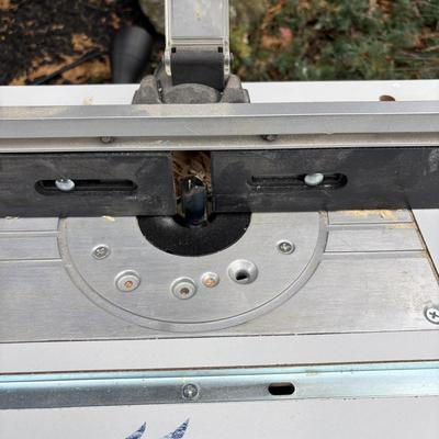 LOT: 138: Blue Hawk Adjustable Router Table & Router