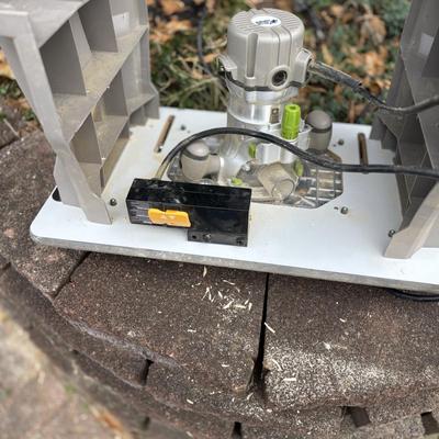 LOT: 138: Blue Hawk Adjustable Router Table & Router