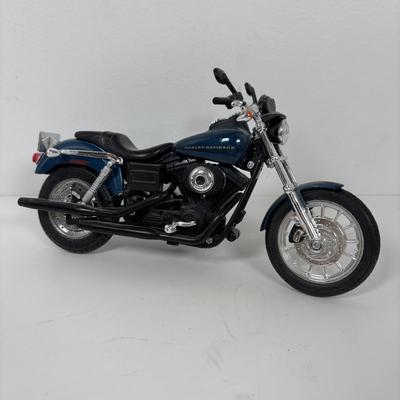 LOT 150: On the Road Collection: Road Pro RPP1-100USB Inverter, Vee Peak Scan Tool, Quro Lock Vibration Damper, Leatherman Multi Tool,...