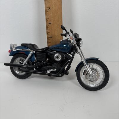 LOT 150: On the Road Collection: Road Pro RPP1-100USB Inverter, Vee Peak Scan Tool, Quro Lock Vibration Damper, Leatherman Multi Tool,...