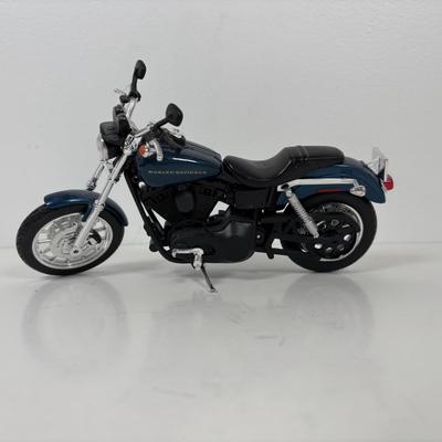 LOT 150: On the Road Collection: Road Pro RPP1-100USB Inverter, Vee Peak Scan Tool, Quro Lock Vibration Damper, Leatherman Multi Tool,...