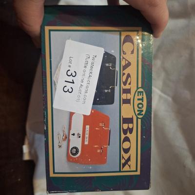 Sale Photo Thumbnail #1322: new in box.  The receipt is even in there…they paid $15 for this at kaspers.