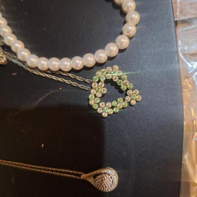 Sale Photo Thumbnail #1401: the smallest one is tangled and they are bagged together so likley to tangle more.