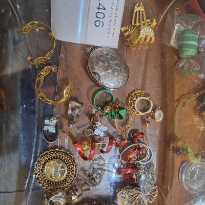 Sale Photo Thumbnail #1582: mostly earrings.