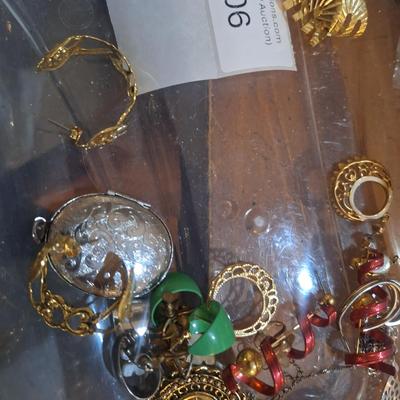 Sale Photo Thumbnail #1584: mostly earrings.