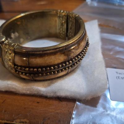 Sale Photo Thumbnail #1606: We can't figure out how to open it but it does look to be hinged.
looks like it might be camel bone.