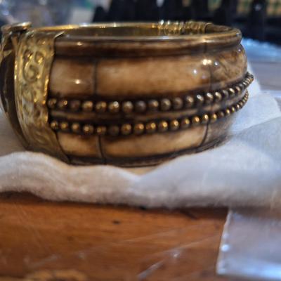 Sale Photo Thumbnail #1608: We can't figure out how to open it but it does look to be hinged.
looks like it might be camel bone.