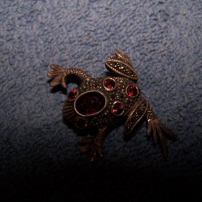 LOT 19 WONDERFUL VINTAGE STERLING JEWELRY GARNET/MARCASITE FROG PIN & HEMATITE RING