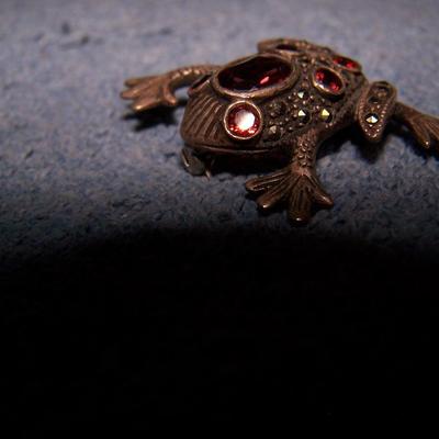 LOT 19 WONDERFUL VINTAGE STERLING JEWELRY GARNET/MARCASITE FROG PIN & HEMATITE RING