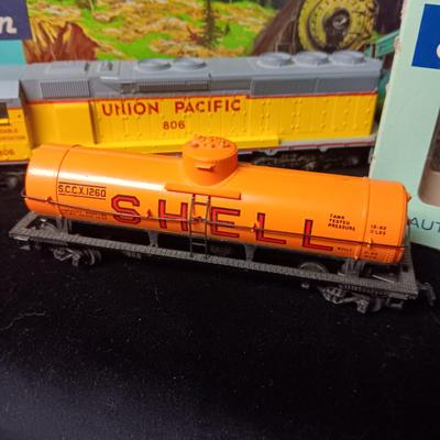 MINIATURE HO MODEL TRAINS