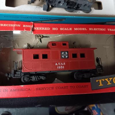 MINIATURE HO MODEL TRAINS