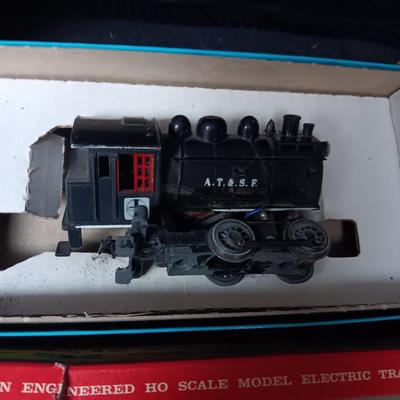 MINIATURE HO MODEL TRAINS