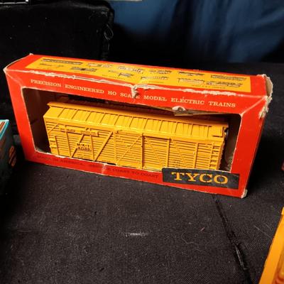 MINIATURE HO MODEL TRAINS