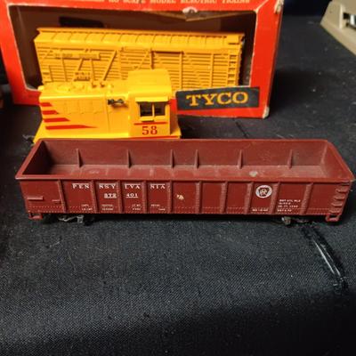 MINIATURE HO MODEL TRAINS