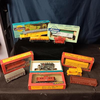 MINIATURE HO MODEL TRAINS