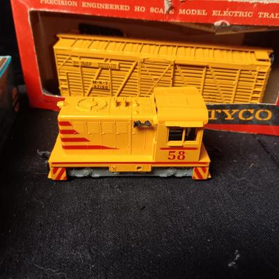 MINIATURE HO MODEL TRAINS