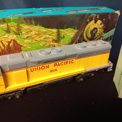 MINIATURE HO MODEL TRAINS