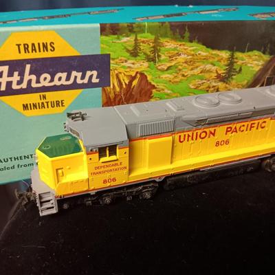 MINIATURE HO MODEL TRAINS