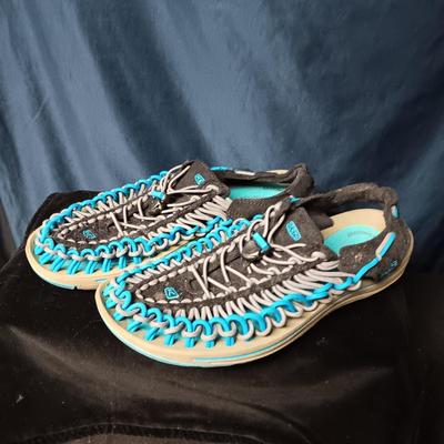 KEEN SHOES SIZE 9.5