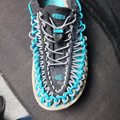KEEN SHOES SIZE 9.5