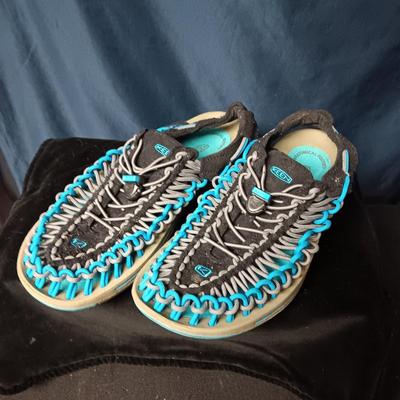 KEEN SHOES SIZE 9.5
