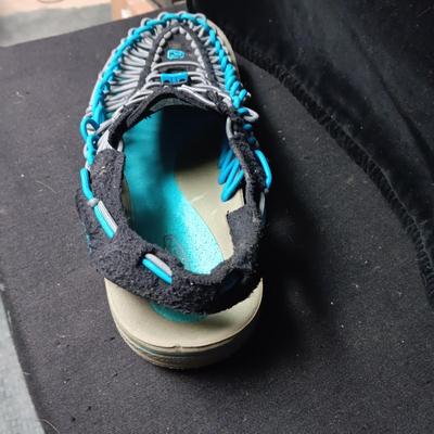 KEEN SHOES SIZE 9.5