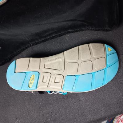 KEEN SHOES SIZE 9.5