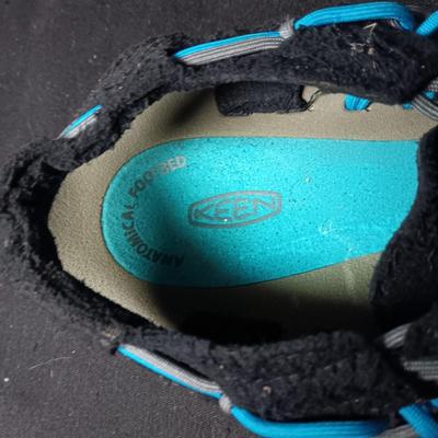 KEEN SHOES SIZE 9.5