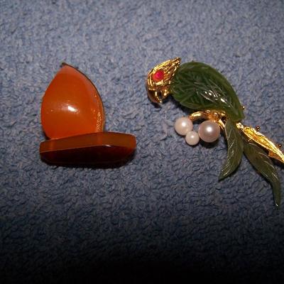 LOT 22 BEAUTIFUL VINTAGE PINS JADE AMBER CORAL PEARLS