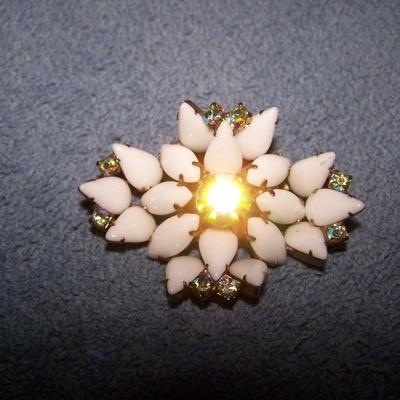 LOT 27 LOVELY VINTAGE RHINESTONE PINS