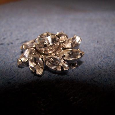 LOT 30 WONDERFUL VINTAGE RHINESTONE PINS