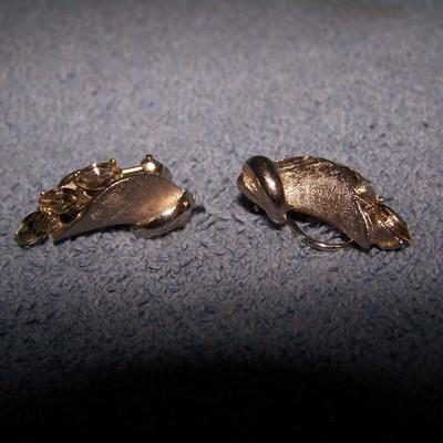 LOT 32 WONDERFUL VINTAGE SIGNED EARRINGS