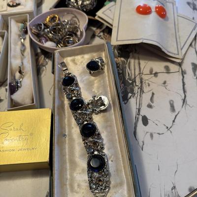 Costume Jewelry & Box Lot 127