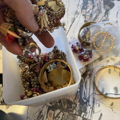 Costume Jewelry & Box Lot 127