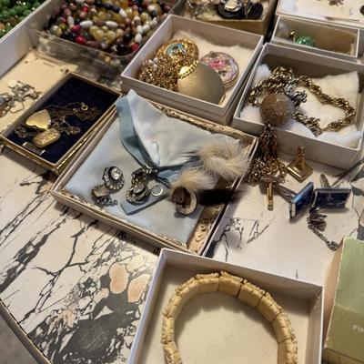 Costume Jewelry & Box Lot 127