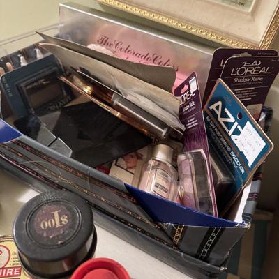 Vintage Perfume Bottles, Powers and Accessories