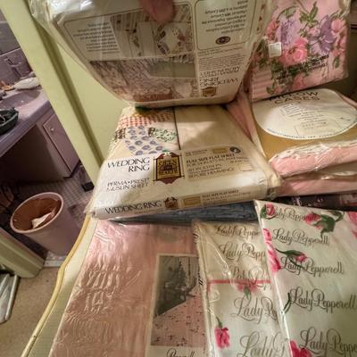 Vintage New Full & Twin Sheets & Pillow Cases