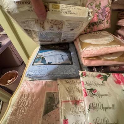 Vintage New Full & Twin Sheets & Pillow Cases