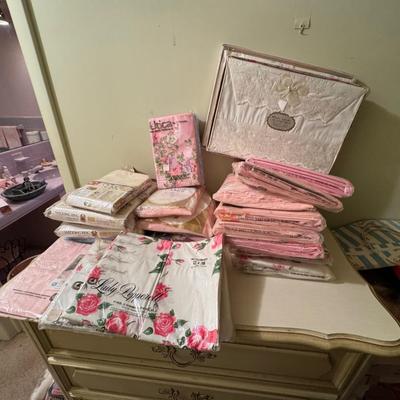 Vintage New Full & Twin Sheets & Pillow Cases