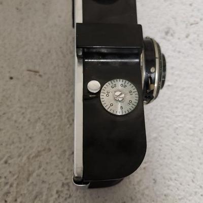 Sale Photo Thumbnail #145: Late 1930s Argus A 35mm with leather case. Fits a medium sized flat rate box.