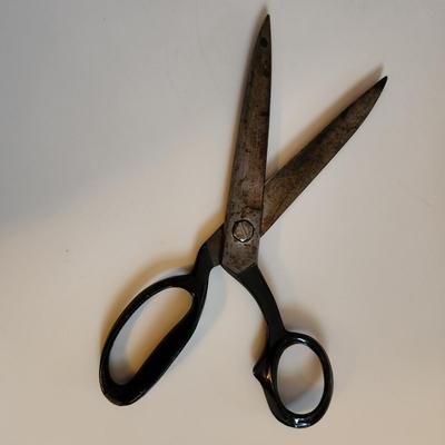 Sale Photo Thumbnail #435: This auction lot is for a Vintage Wiss Heavy-Duty Scissors.  These scissors are sharp and very useful - especially for large crafting projects.  Used by many wallcover hangers.